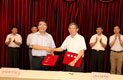CAS President Bai Chunli and Shanghai Mayor Yang Xiong sign a cooperation agreement--xiao..jpg