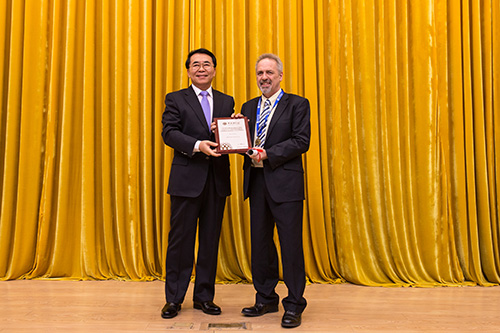 CAS President Bai Chunli presents the award to Prof. John Roger Speakman.jpg