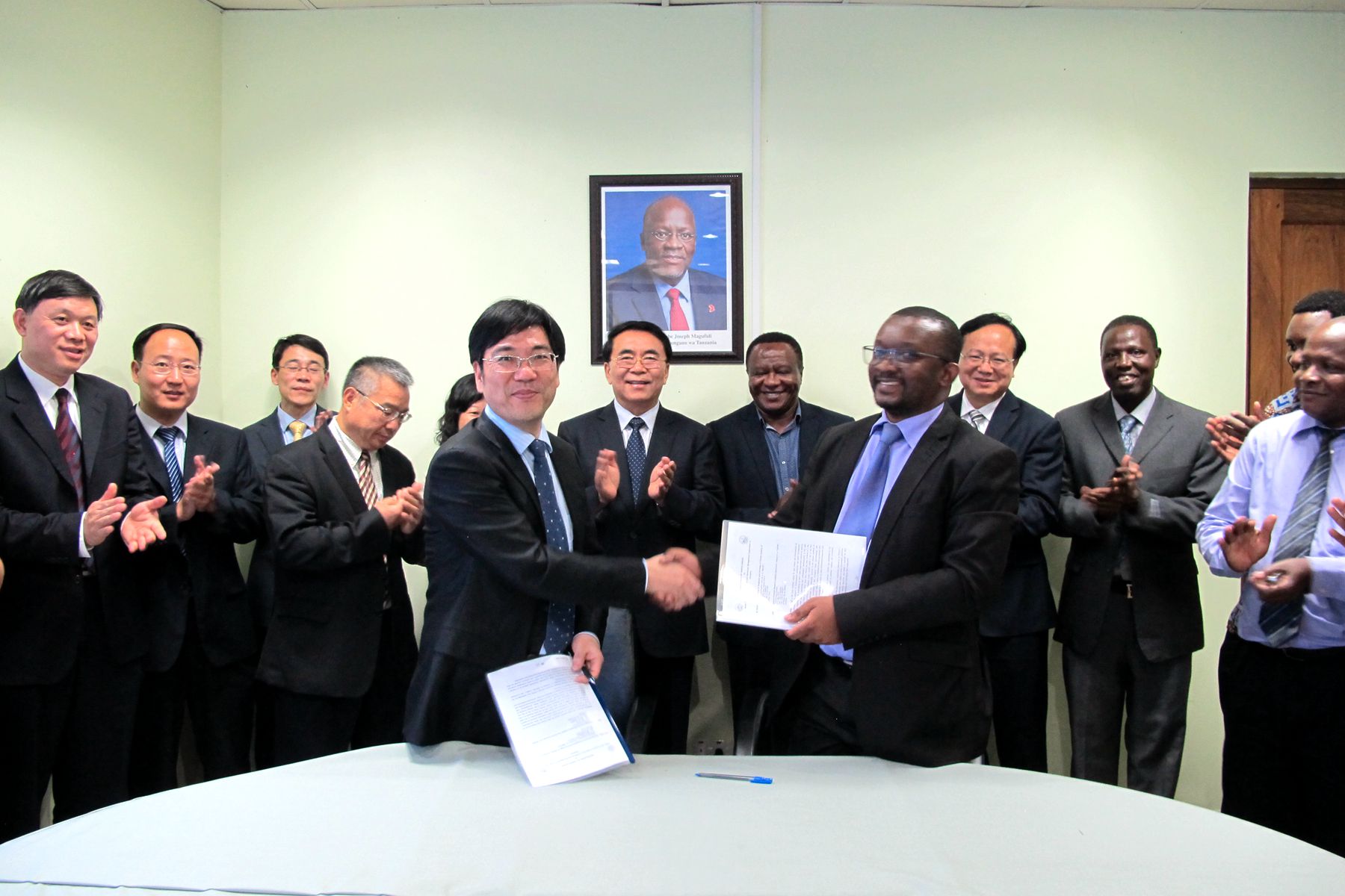Nanjing Institute of Geography and Limnology signs a MoU with Tanzania Fisheries Research Institute. Photo by Jiang Yiqi.jpg